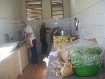 As "cozinheiras", Áurea e Débora.